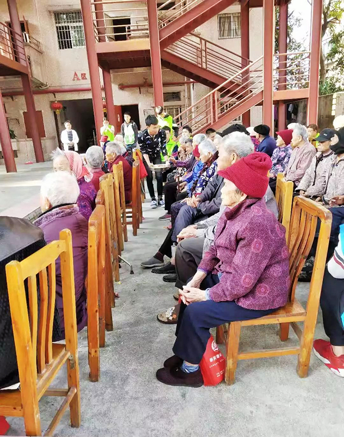 敬老院老人觀看高新技術技工學校藝術系表演節目